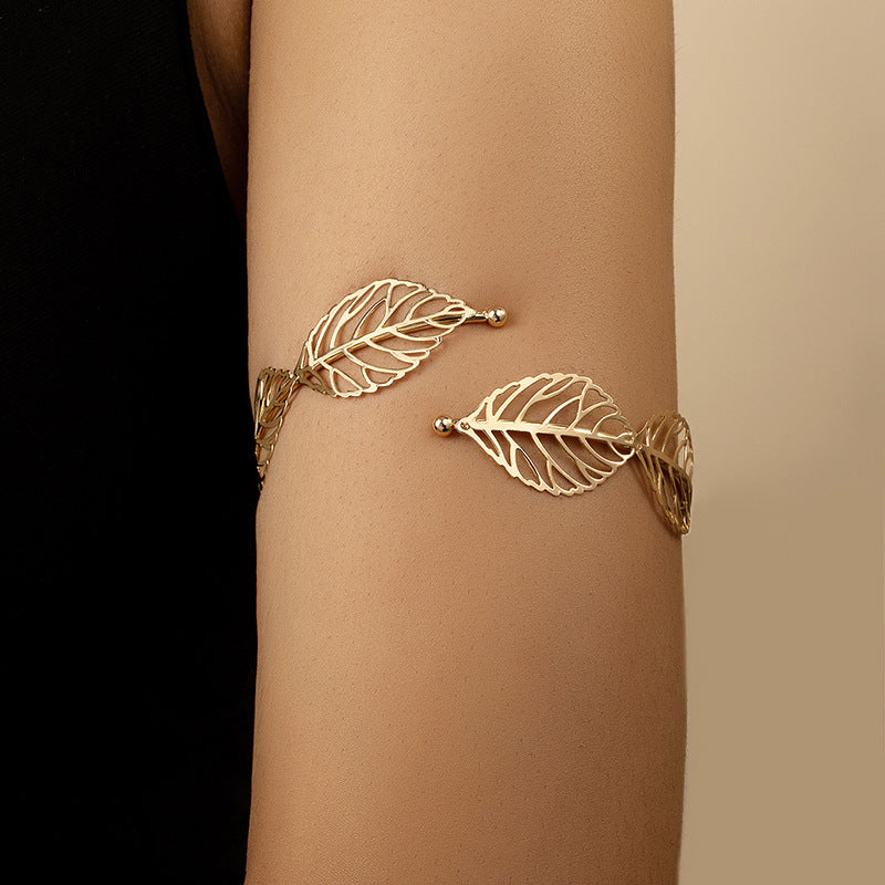 Bracelete Folha Dourada: Elegância Natural para Seu Braço