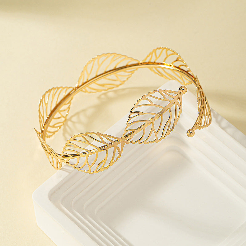Bracelete Folha Dourada: Elegância Natural para Seu Braço
