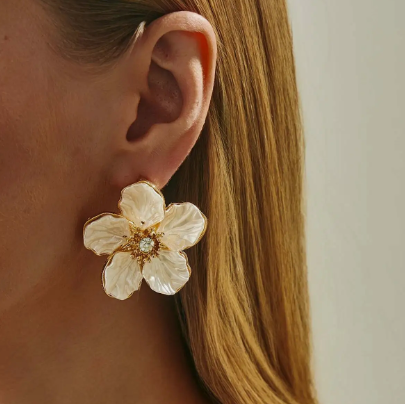 Elixir Floral Dourado: O Brinco Statement que Eleva Seu Estilo