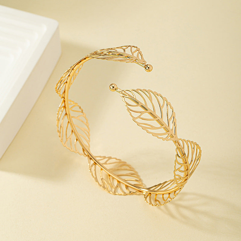 Bracelete Folha Dourada: Elegância Natural para Seu Braço