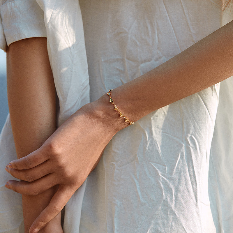 Pulseira Corações Eternos Ouro – Joia Romântica e Delicada para Mulheres Apaixonadas