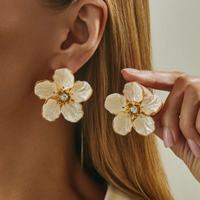 Elixir Floral Dourado: O Brinco Statement que Eleva Seu Estilo