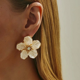 Elixir Floral Dourado: O Brinco Statement que Eleva Seu Estilo