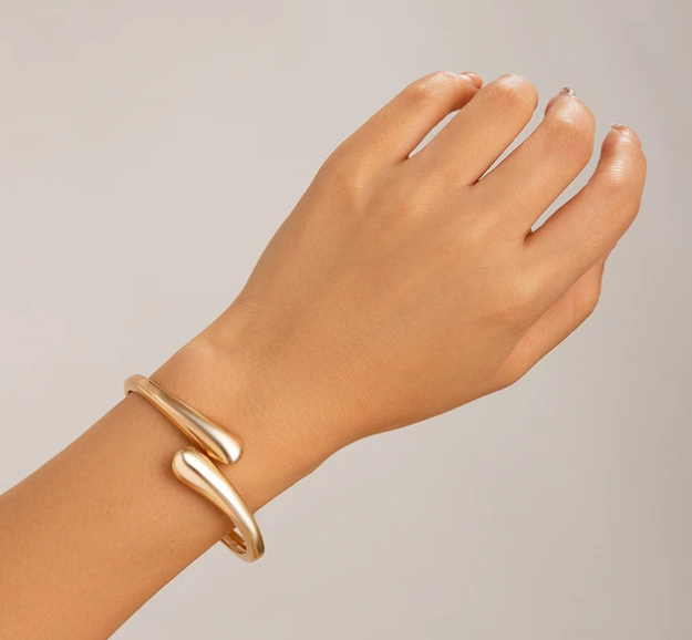 Bracelete Aura Dourada: A Joia Minimalista que Eleva Seu Estilo