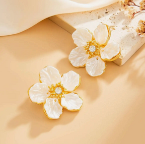 Elixir Floral Dourado: O Brinco Statement que Eleva Seu Estilo