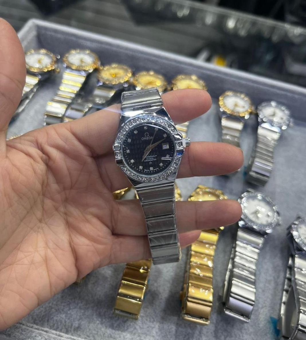 Chronos Elite S-Series: Relógio de Luxo com Bezel de Cristais e Design Integrado