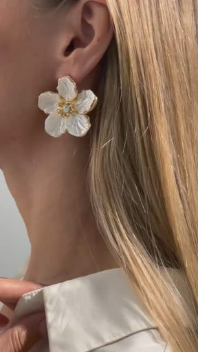 Elixir Floral Dourado: O Brinco Statement que Eleva Seu Estilo